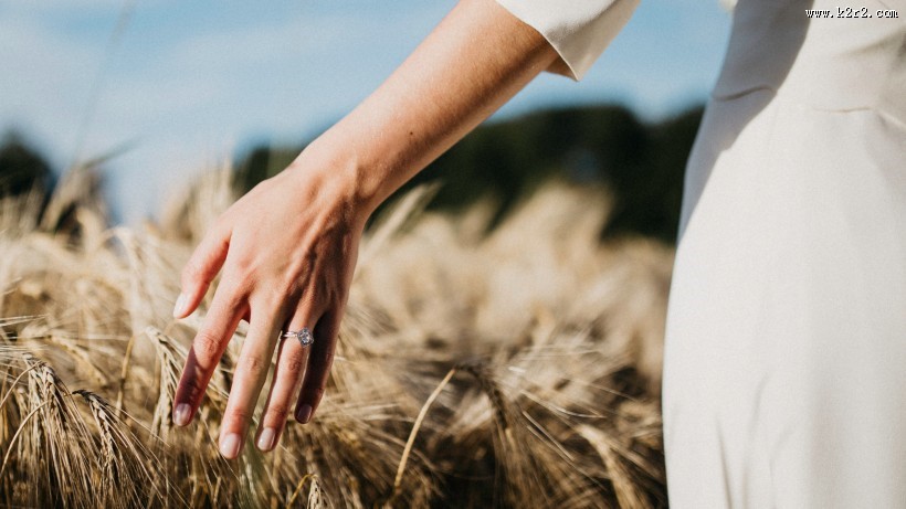 手轻柔的触碰东西图片大全