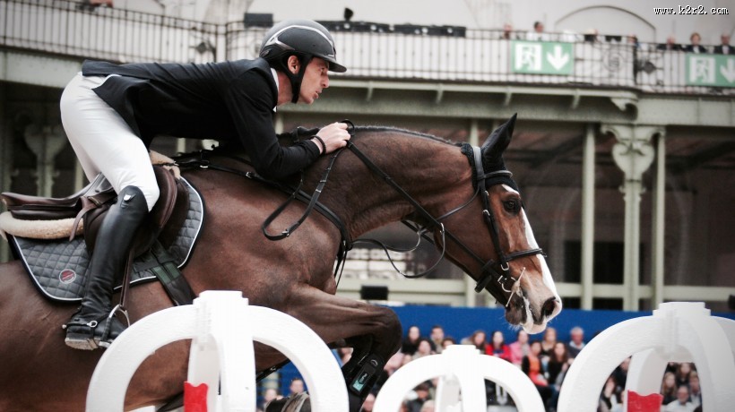 骑着马的人物图片大全