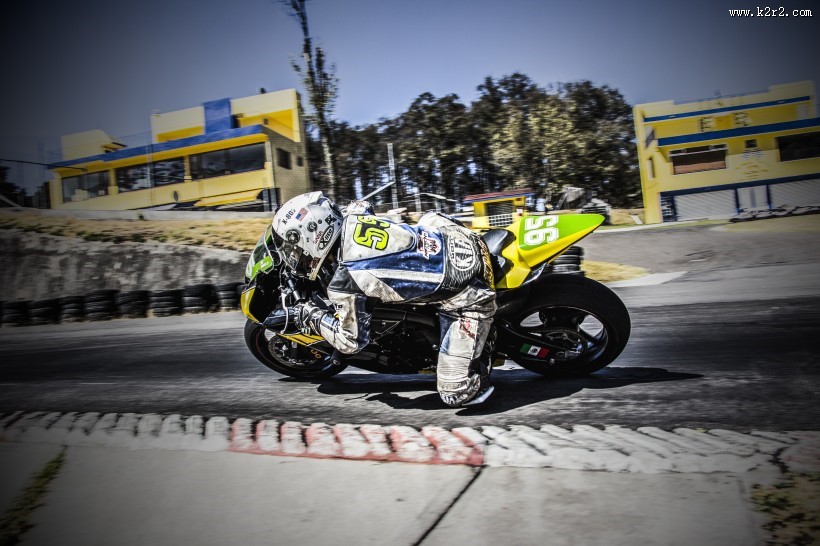 正在训练的摩托车赛车手图片