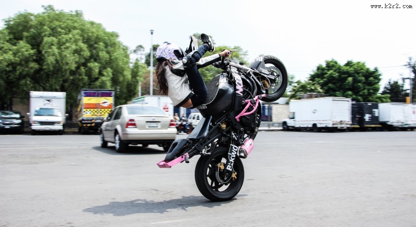 正在训练的摩托车赛车手图片