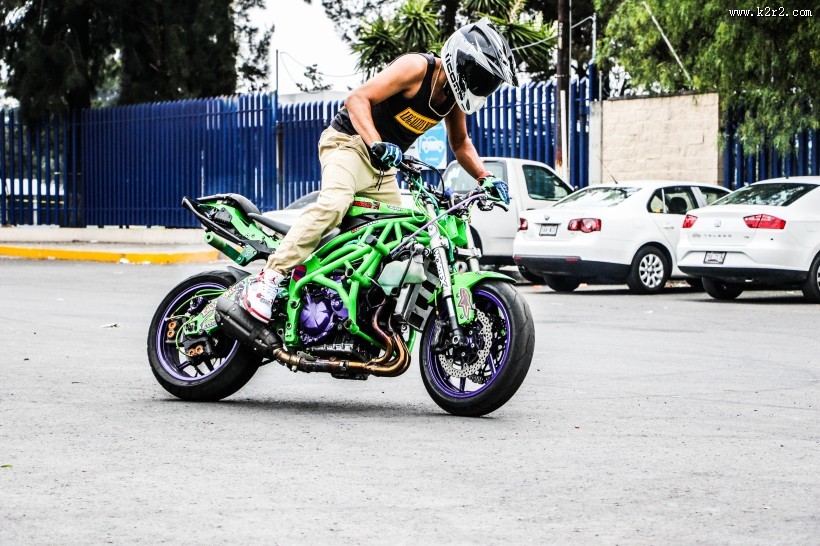 正在训练的摩托车赛车手图片