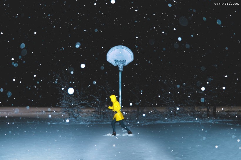 下雪时室外的人物图片