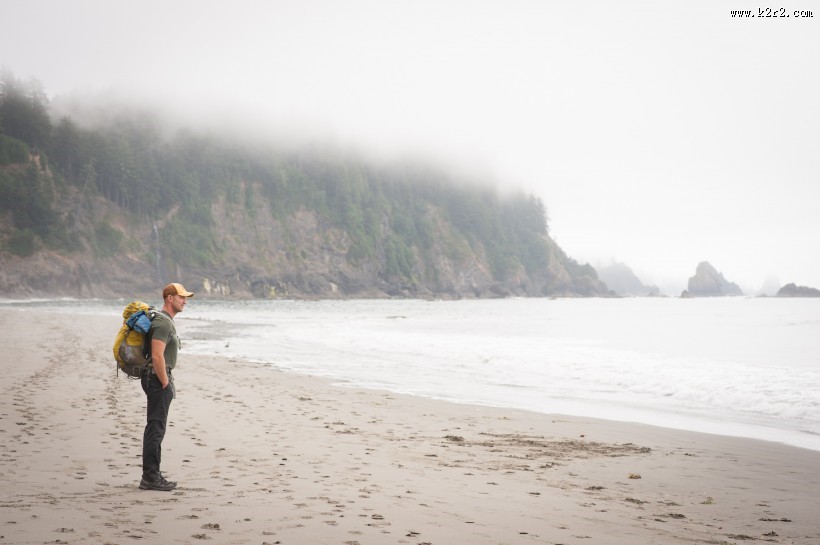 正在看海的人图片