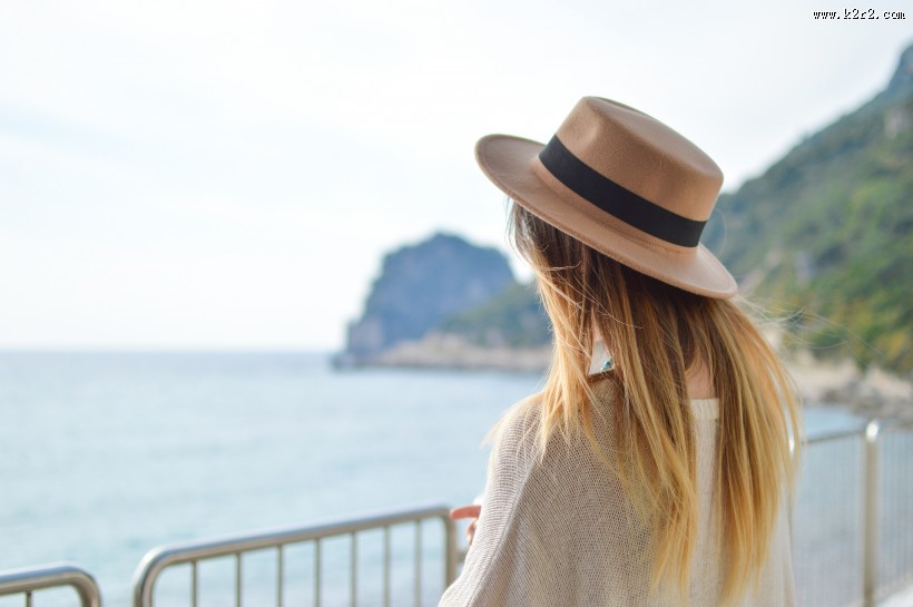 正在看海的人图片