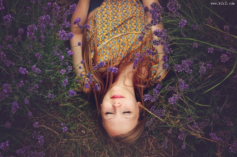 闭着眼睛的女孩图片大全