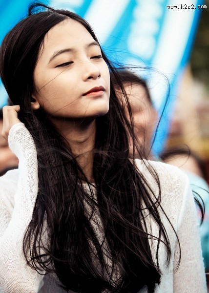 闭着眼睛的女孩图片大全