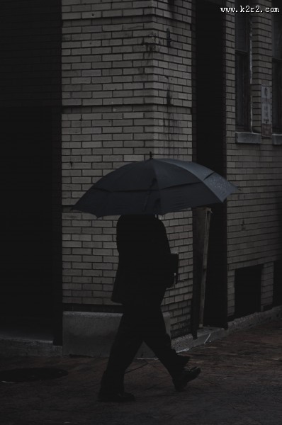 撑着伞的人图片大全