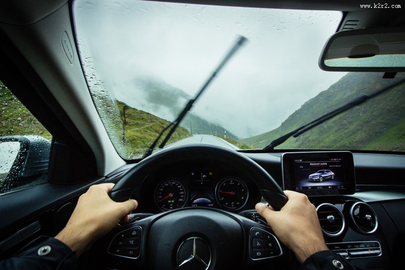 正在开车的人图片