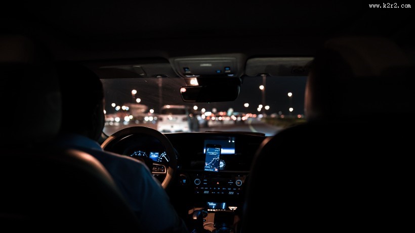 正在开车的人图片