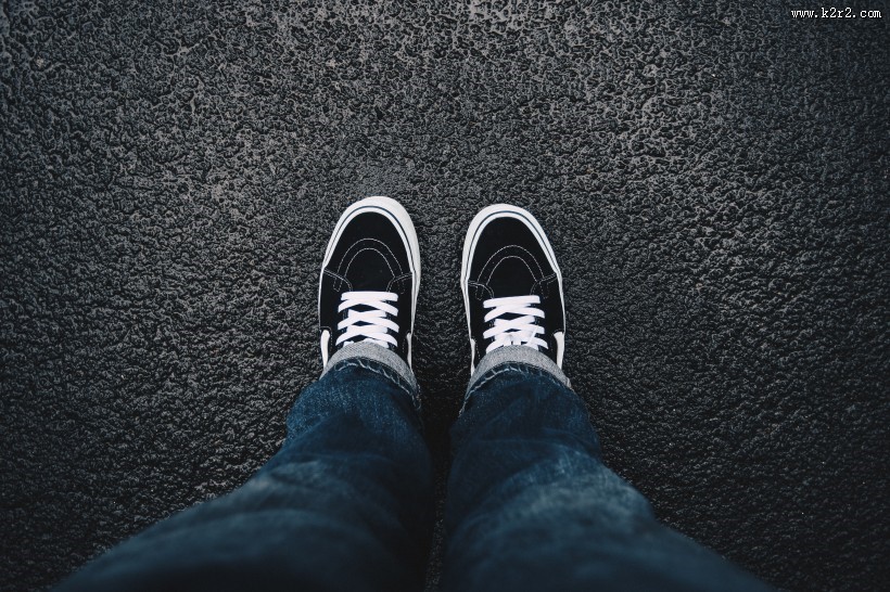 站立的人踩在地上的脚图片