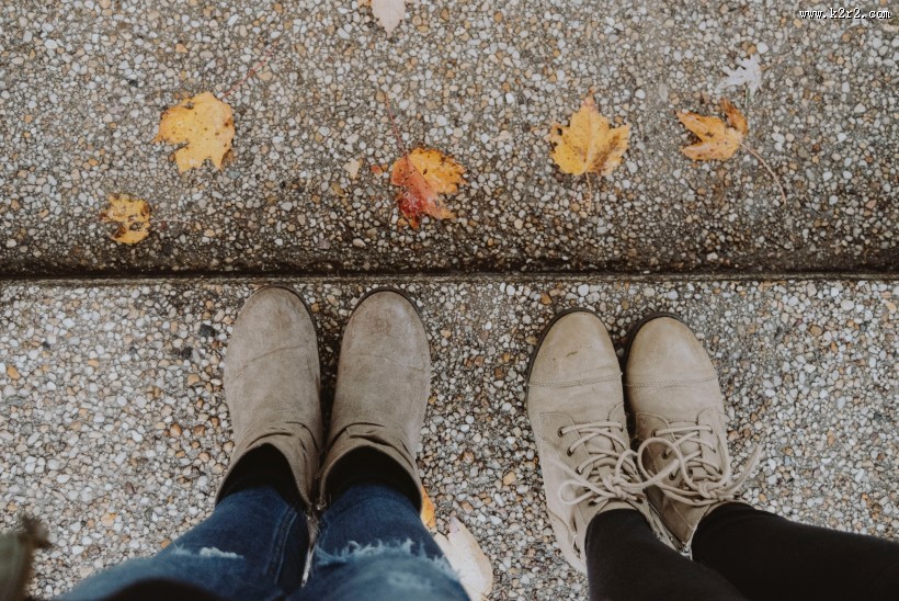 站立的人踩在地上的脚图片