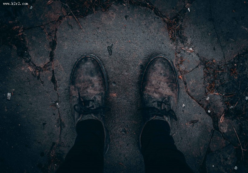 站立的人踩在地上的脚图片