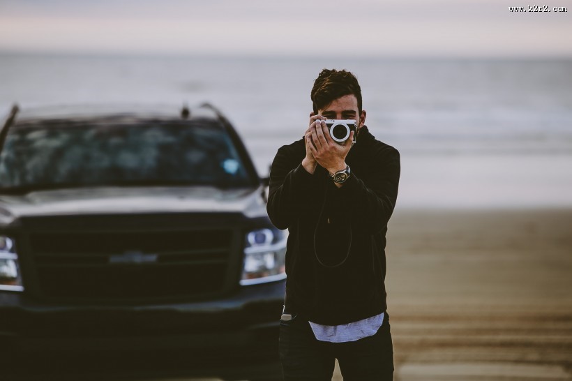 正在用相机拍照的男子图片大全