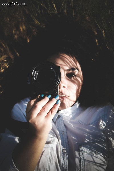 用相机拍照的女孩图片