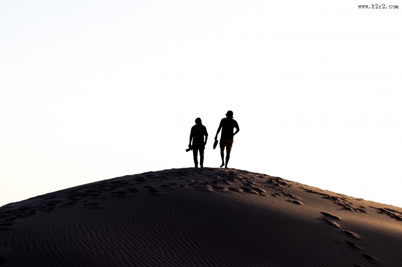 人们走在沙漠的图片大全