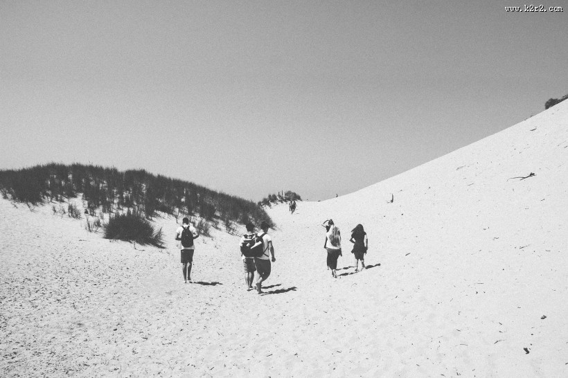 人们走在沙漠的图片大全