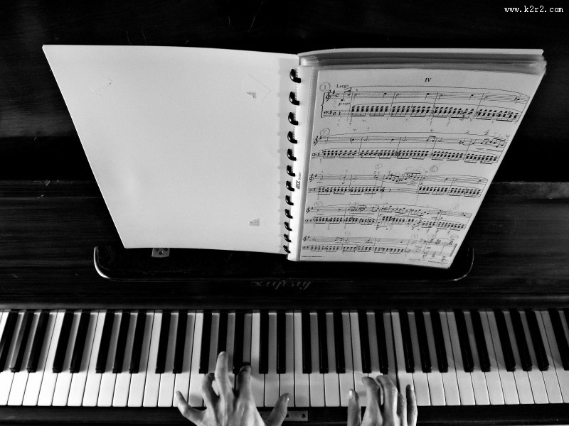 弹钢琴的音乐爱好者图片