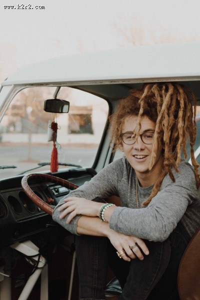 戴眼镜的文艺青年图片