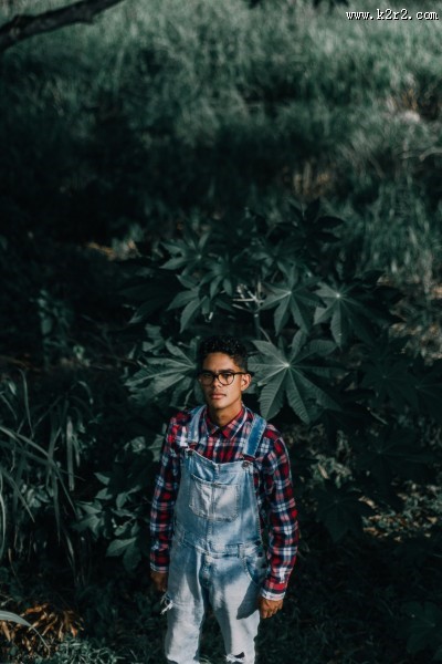 戴眼镜的文艺青年图片