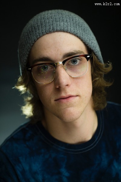 戴眼镜的文艺青年图片