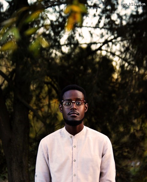 戴眼镜的文艺青年图片