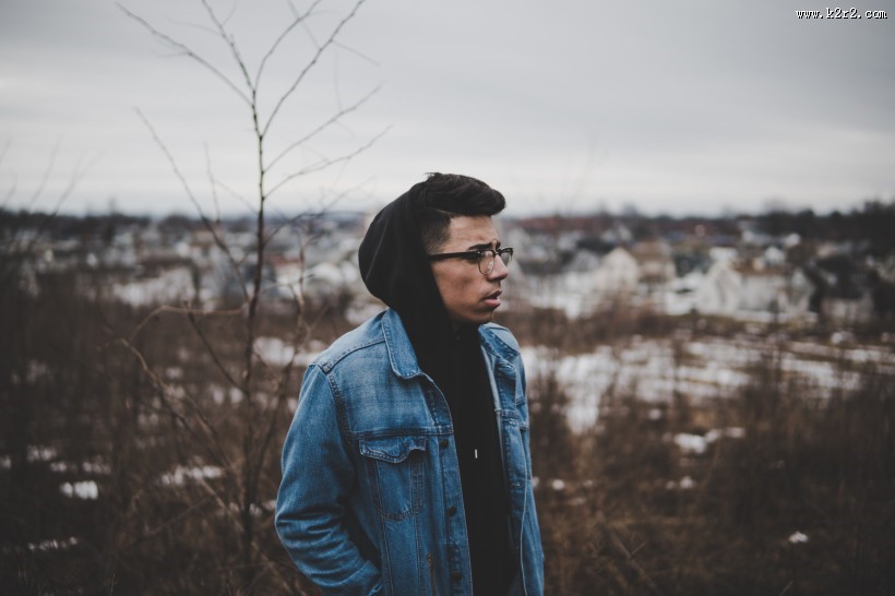 戴眼镜的文艺青年图片