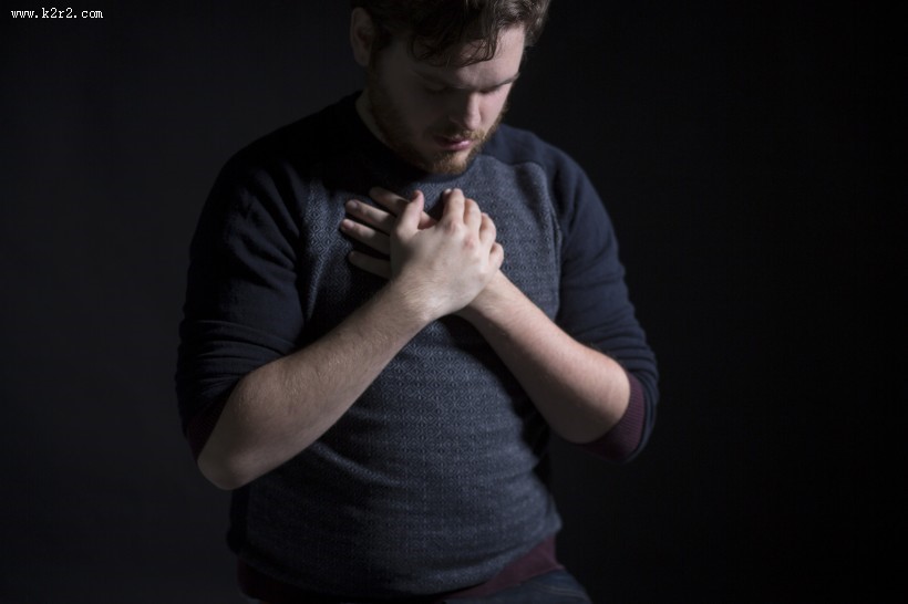 正在祈祷许愿的人图片