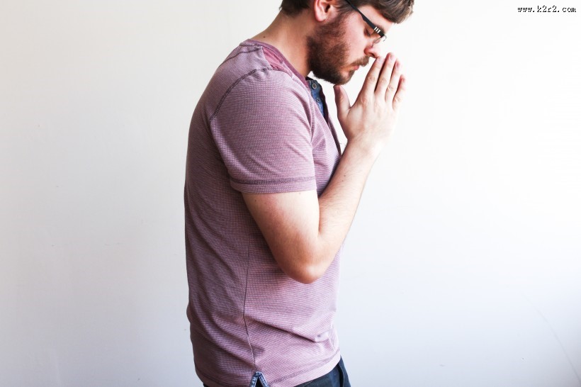 正在祈祷许愿的人图片