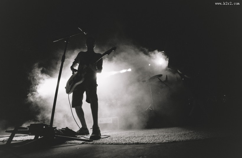 手拿吉他的图片