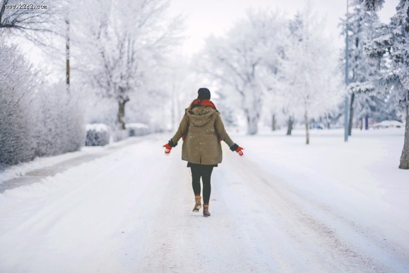 走在雪地的图片