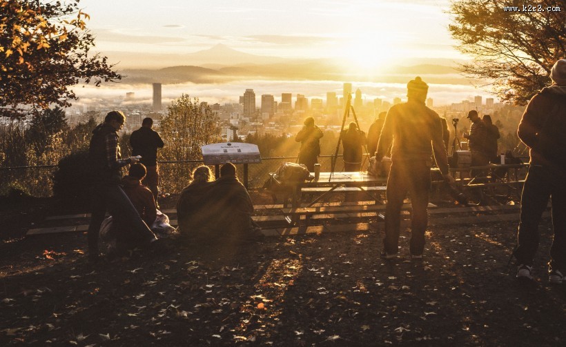 一群人的狂欢图片大全