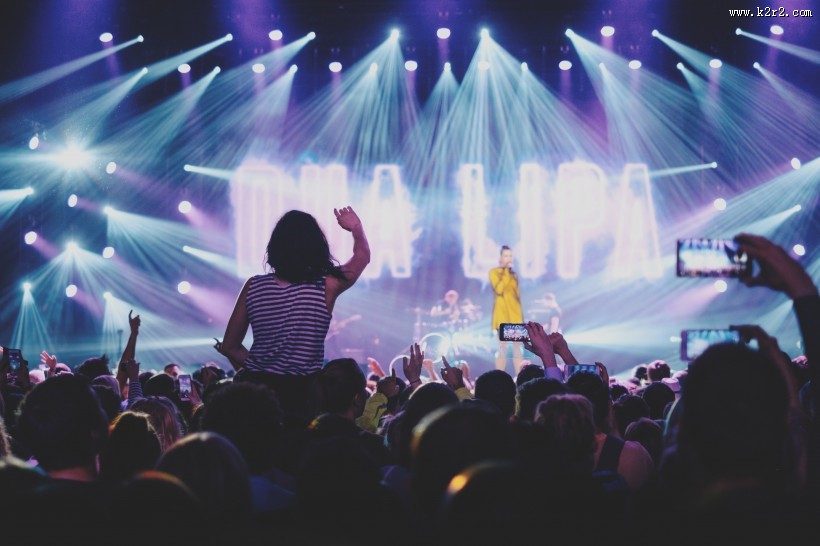 一群人的狂欢图片大全