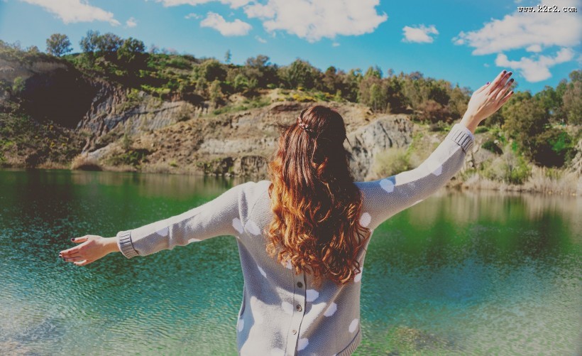 张开双臂的女孩图片大全