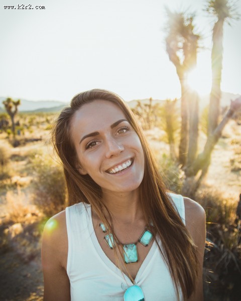 十分开心的女孩图片大全