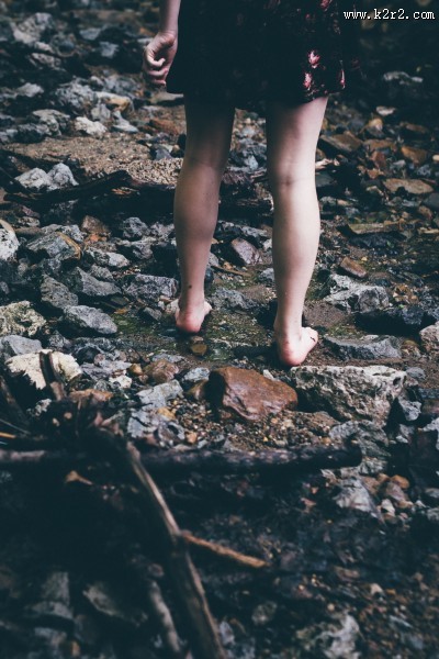 光着脚丫的人图片