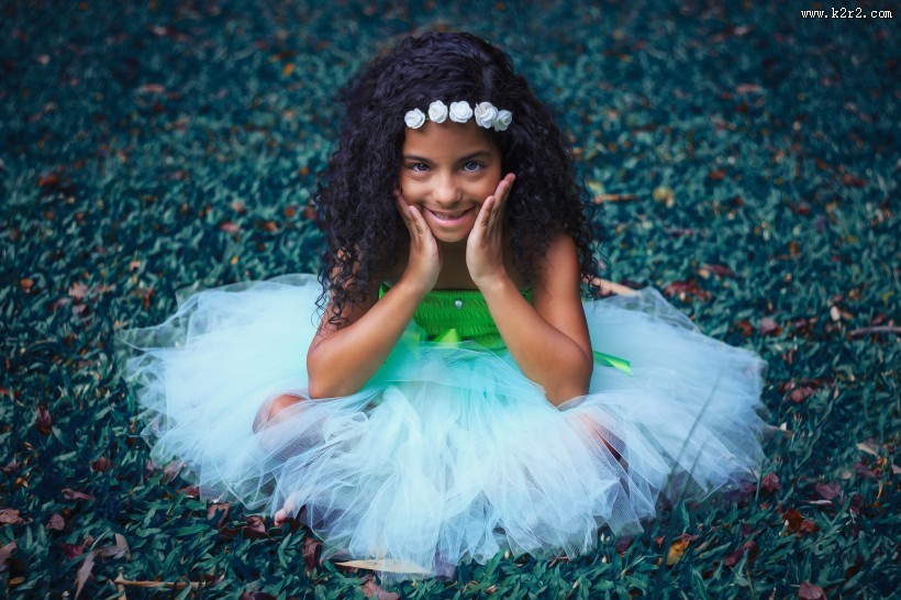 微笑的小女孩图片