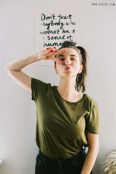 姿态各异的美女图片