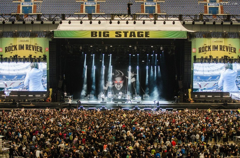 人声鼎沸的明星演唱乐会现场图片