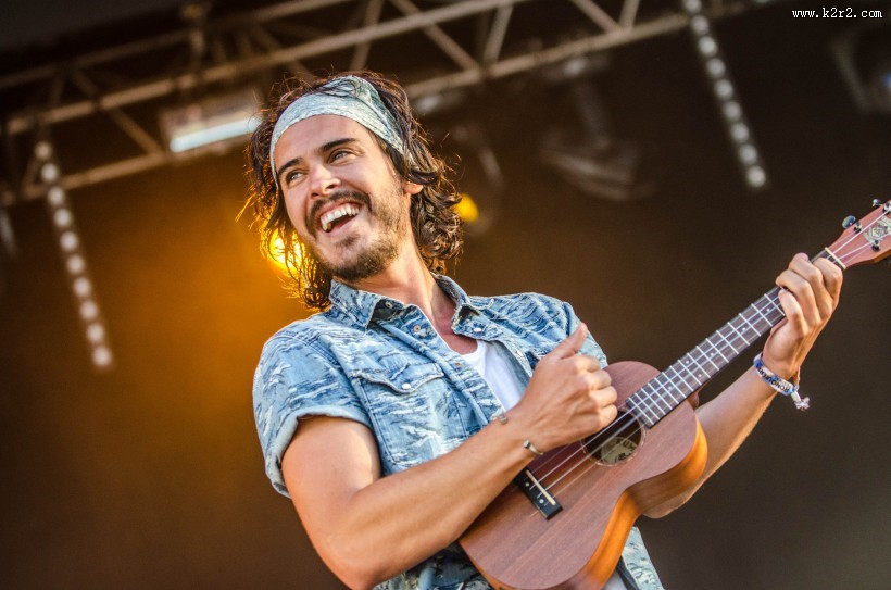 正在弹吉他的人图片