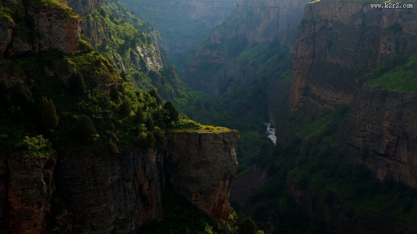 在悬崖边上的人们的图片