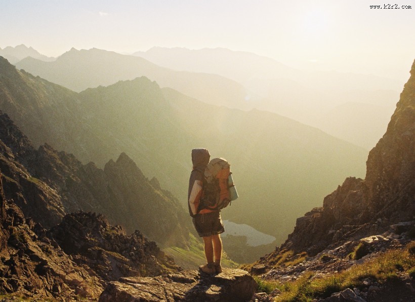 在悬崖边上的人们的图片