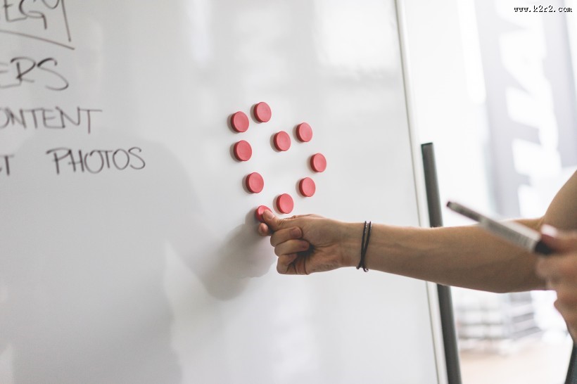 在工作的人们的图片