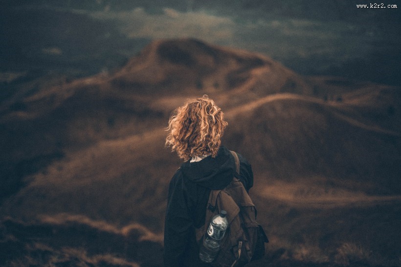 背着背包的人们图片