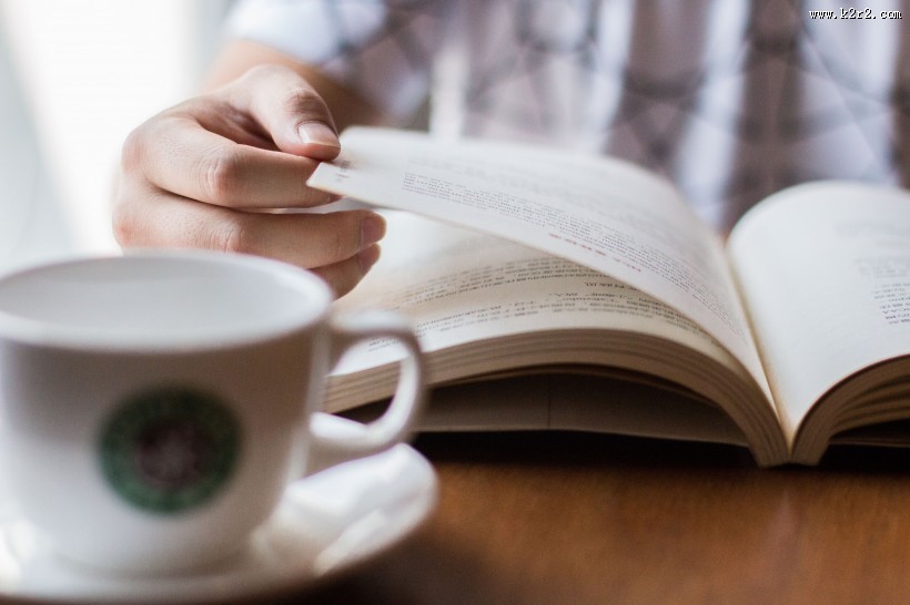 正在看书学习的人图片