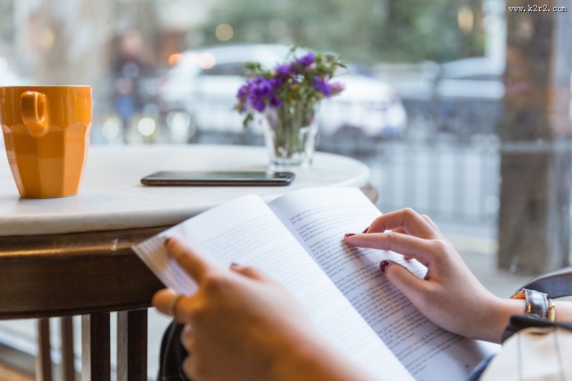 正在看书学习的人图片