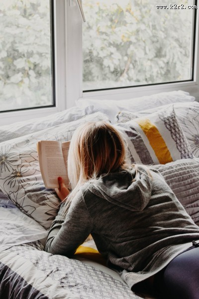 正在看书学习的人图片