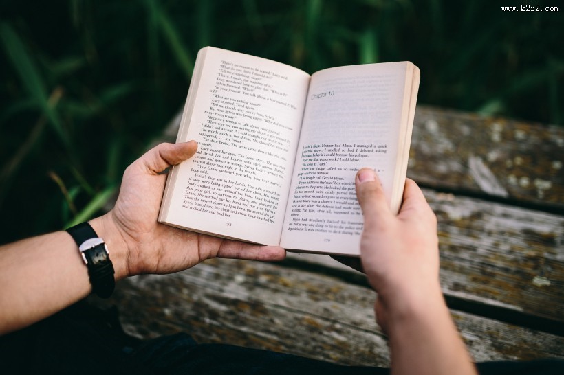 正在看书学习的人图片