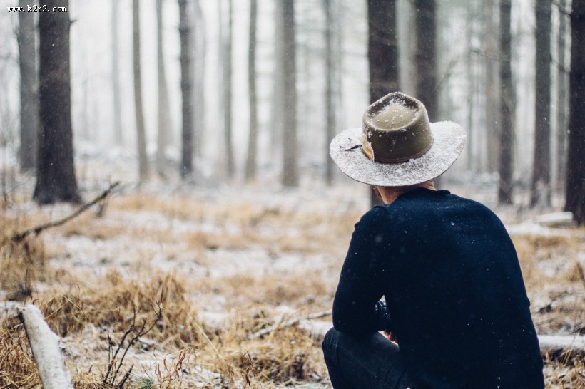 戴礼帽的男孩图片