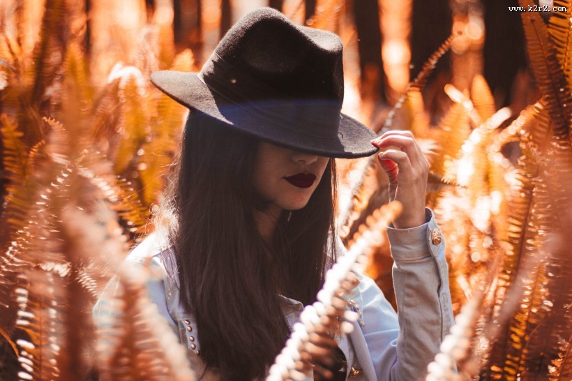 戴着礼帽的女孩图片