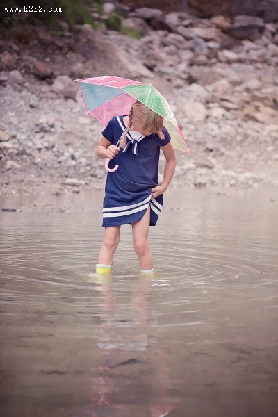撑着雨伞的女孩图片大全